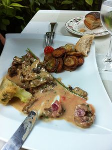 Rognons de veau au sautoir, flambée au cognac et champignons, jus de veau, pommes grenaille en persi