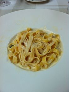 Tagliatelle flambées dans la meule de parmesan à la crème de truffe blanche