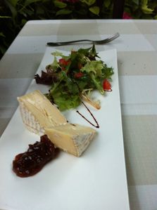 Brie de Meaux, marmelade de figues et pignons