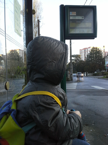 En-attendant-le-bus--avec-Leon-.png