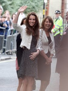 Kate-Middleton-sa-mere-nounou-royale_exact780x1040_p.jpg