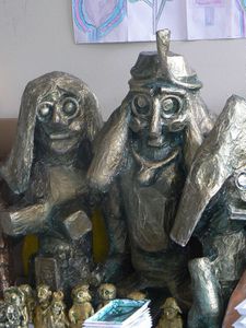 Personnages historiques en papier mâché