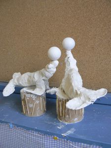 Statuettes d'otaries en plâtre