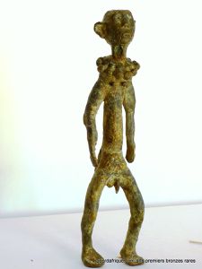 arts premiers objets rares statuette de bronze Chamba objets rares arts africains Cameroun,arts africains,objets arts africains