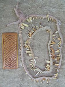 450px-Piaroa_-_tampon_pour_decorer_le_corps_et_collier_en_.jpg