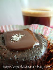 Cupcakes moelleux au chocolat à la fleur de sel-13