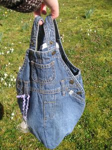 Salopette bébé en jean recyclée en sac