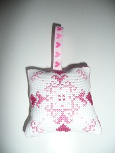Biscornu coeur rose par Biqui