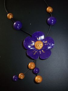 Collier fimo Fleur violet et or**