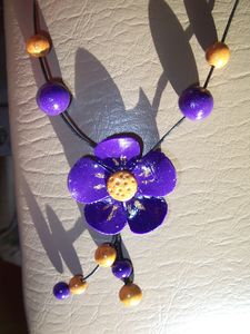 Collier fimo Fleur violet et or**