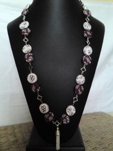 sautoir bordeaux blanc 14€P22-12-09 09.46