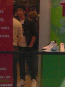 jonas-brothers-northpark-shoppers--2-.jpg