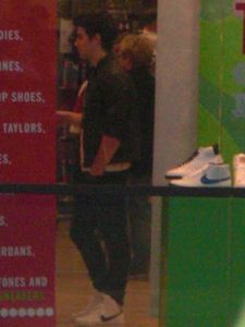 jonas-brothers-northpark-shoppers (3)