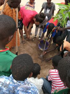 Etienne Dubray accompagne les enfants durants les plantation - Keur M'Bouky 2010