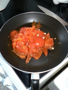 Bouchées de chorizo aux olives et noisettes grillées
