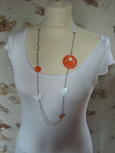sautoir-orange-et-blanc-papillon.JPG