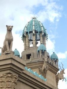 Sur les tours du Palace, les animaux d'Afrique veillent Sculptures tour