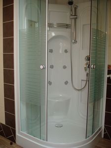 cabine de douche avec jets
