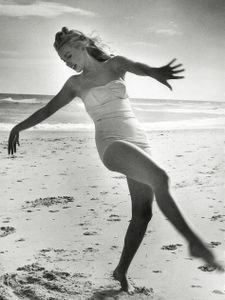 Marilyn Monroe 1949 Beach Photoshoot 021 large