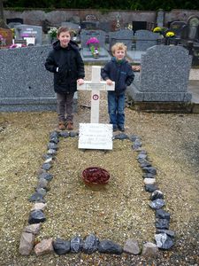 Tombe avec Croix -Devoir de mémoire au cimetière de Fouilloy
