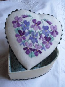 Coeur aux violettes ouvert