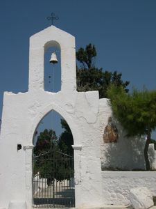 NISIROS, l'entrée d'une chapelle