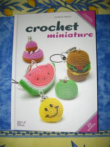 livre miniatures au crochet