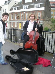Musiciens sur un quai de Southwark près du Shakespeare's G