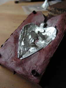 Dos pendentif coeur metal etain bijoux collier0013 (2)