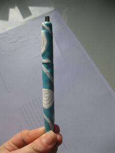 stylo bleu et blanc fimo