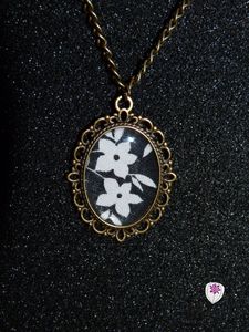 collier cabochon motif fleur