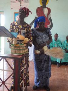 Remise de cadeaux à Sr Sandrine KANTORO (3)