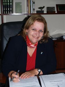 Sra. Alcaldesa-Presienta Fidela Vel+ízquez