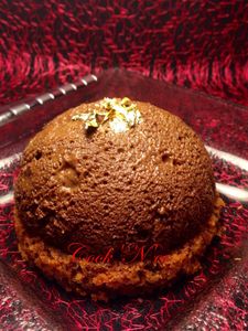 Dômes de chocolat aux poires sur croustillant de pain d'épices