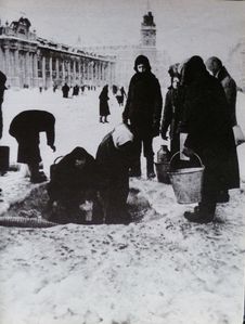 1942-assedio-Leningrado-donne-acqua.JPG