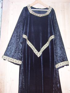 robe empire detail