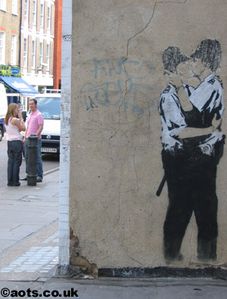 Kissing Coppers di Bansky battuto all'asta per per 420.000 euro