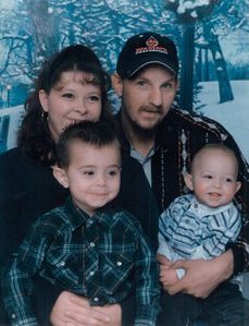 Colton Bryant avec son épouse, Melissa, et les enfants, pe
