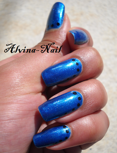 dotting-noir-sur-bleu-cinema-make-up2--Alvina-Nail.png