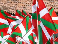631481-des-drapeaux-aux-couleurs-basques