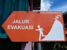 SULAWESI Tomohonpanneau dévacuation en cas d'éruption (1