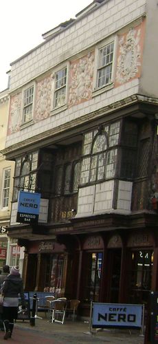 bâtiment avec trois facades différentes