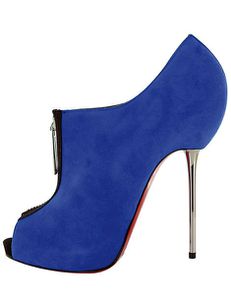 Les-stilettos-bleu-electrique-Christian-Louboutin portrait