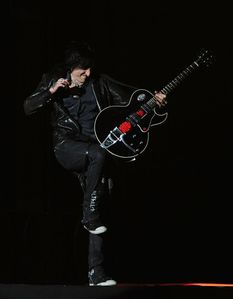 Richard-Fortus-Guns-N-Roses-Korn-Perform-Townsville-7wv5_5X.jpg