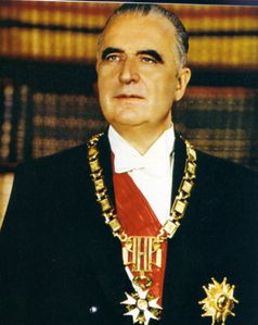 Pompidou_portrait_officiel.jpg