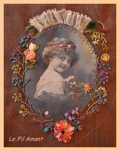 fillette broderie rubans