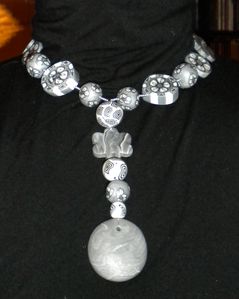 collier gris fimo