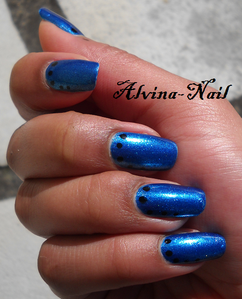 dotting-noir-sur-bleu-cinema-make-up3-Alvina-Nail.png