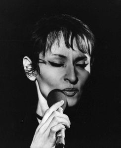 Barbara sur scène.
