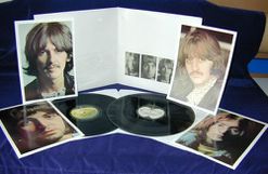 L'album blanc des Beatles... contient quatre photos grand format, un poster dépliable, deux disques et une pochette-livret numérotée